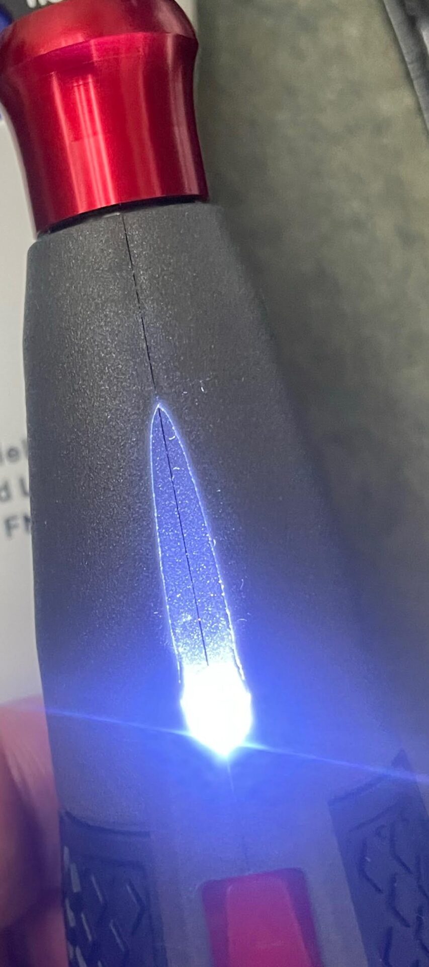 電動ドライバーのライトが点灯している様子