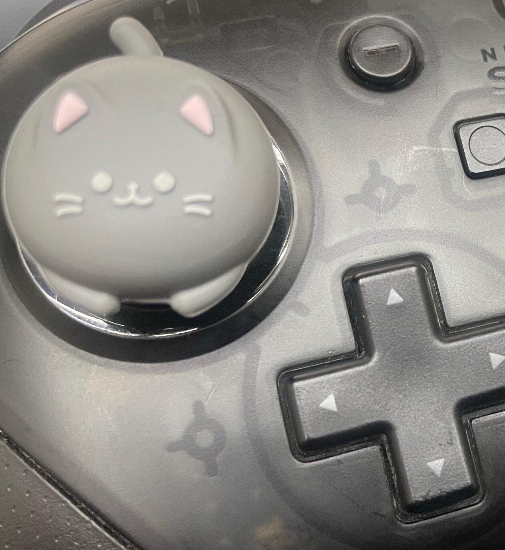 Switch Proコントローラーにキャップを装着した様子