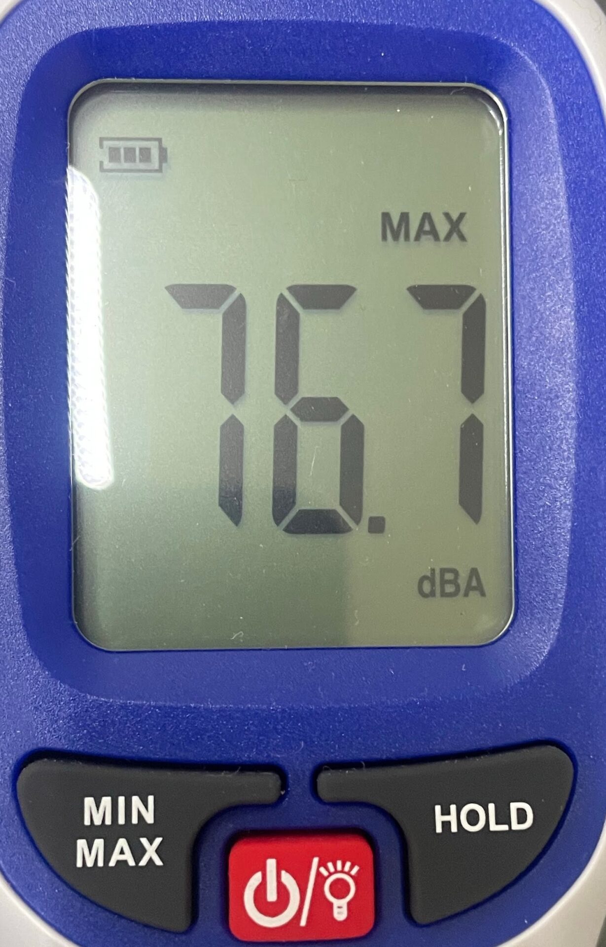 電動ドライバーの動作音を計測した様子 約76.7dB